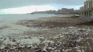 Tempête sur Biarritz et mousse sur la plage  foam in Biarritz [upl. by Quintina512]