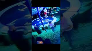 ladron atrapado tras robar a bailarina sus propinas en un bar de copas y ser verse por CCTV [upl. by Dafodil]