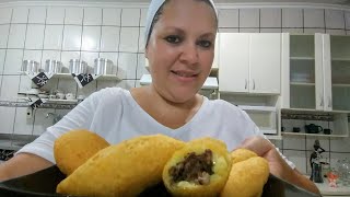 BOLINHO DE MANDIOCA RECHEADO DE CARNE E QUEIJO [upl. by Aro]