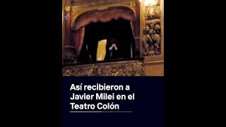 Así recibieron a Javier Milei en el Teatro Colón [upl. by Ernie]