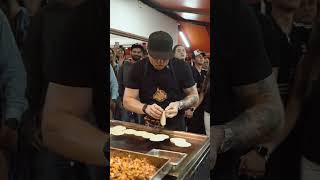 Canelo com su hermano rica vendiendo tacos [upl. by Foote162]