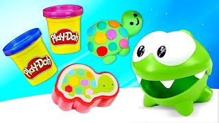 Novo vídeo infantil com a massinha Play Doh Om Nom Nom brinca com animais de brinquedo [upl. by Uda]