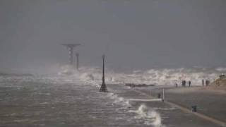 pier hoek van holland storm 5 januari 2012 [upl. by Anaugal284]