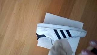 Comment nettoyer des chaussures blanches avec du dentifrice  Vidéo avec Plume38 [upl. by Arvell211]