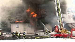 Flammenwand und Explosionen Halle in Oberndorf im Vollbrand [upl. by Laddy]