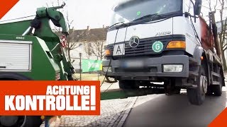 Abschleppen XXL SchrottLKW wird aus dem Verkehr gezogen  Achtung Kontrolle  Kabel Eins [upl. by Arhoz959]