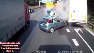 Spectaculaire accident d’un poid lourd avec une voiture en autoroute [upl. by Eruot]