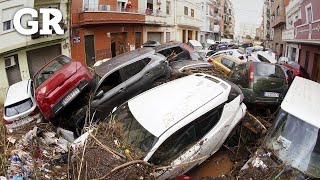 Inundaciones dejan decenas de muertos en Valencia [upl. by Anaibib756]