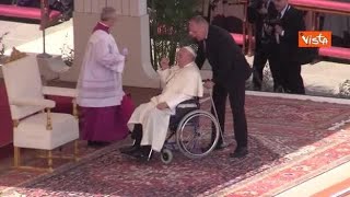 Domenica delle Palme Papa Francesco passa con il papamobile e saluta i fedeli in piazza San [upl. by Laynad]