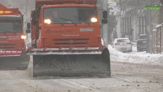 В Самаре продолжают мероприятия по очистке города от снега и наледи [upl. by Rabjohn632]