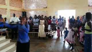 Estilo africano de cantar em Igreja Evangélica  Gulu  Uganda [upl. by Dowling]