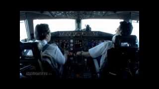 PilotsEYEtv  Hong Kong Approach quotHKG Typhoon warningquot  CC 24 languages [upl. by Haleemak]