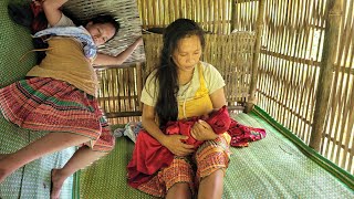 Pregnant mother gives birth alone without help and ends [upl. by Athey406]