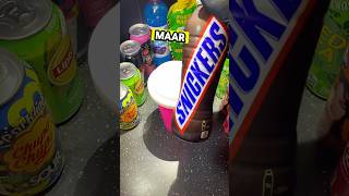 De magische beker vs Snickers – kun je er een slushie van maken spelen ijsjes slushy spel [upl. by Airtina450]