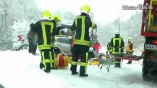 Neuschnee im Bergland  Regional Verkehrsbehinderungen [upl. by Bussey]