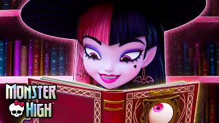 Draculauras Shocking Shape Shifting Spell Fail ✨  Monster High [upl. by Claudette]