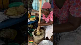 Ghanaian Woman pounding Ghana Fufu 🇬🇭 fufuo ghanafood westafricanfood [upl. by Ia]