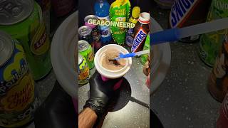 De magische beker vs Snickers – kun je er een slushie van maken spelen ijsjes slushy spel [upl. by Ennasirk]