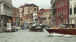 Traffico nel Canal Grande a VeneziaTraffic in the Grand Canal in Venice [upl. by Dusa663]