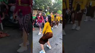 Kebaya Kuning Meresahkan 😂 karnaval soundhoregsurabaya [upl. by Shel862]